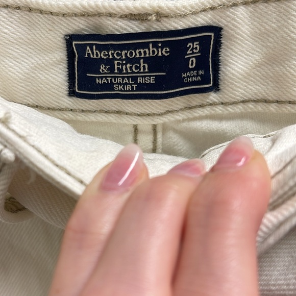 CLOSET CLEAROUT: WOMENS ABERCROMBIE WHITE JEAN SKIRT SZ 0 - Picture 4 of 4